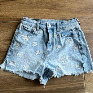 Women’s American Eagle shorts with white embroidered flowers size 00